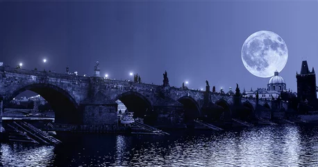 Stickers pour porte Pont Charles énorme lune sur le pont charle à prague