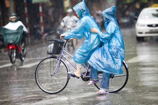 hanoi, verkehr im regen
