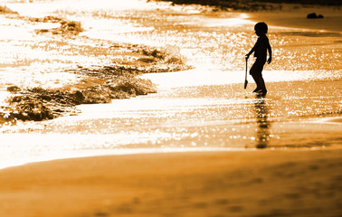Fototapeta na wymiar child playing on the seashore