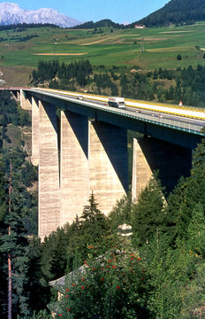 autobahnbr&uuml;cke