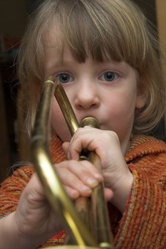 kind spielt trompete