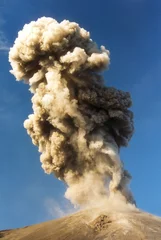 Papier Peint photo Lavable Volcan éruption du Karimsky