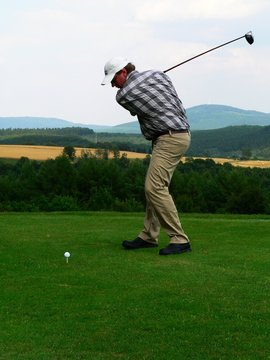 golfspieler beim abschlag