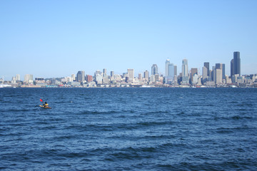 Fototapeta premium kayak and seattle skyline