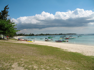 Fototapeta na wymiar plage sable blanc, barques et lagon truquoise