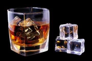 Fotobehang whiskey  con hielo © Alex Bramwell