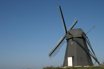 windmühle vor blauem himmel