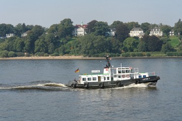 n&ouml;rdliches elbufer mit zollboot