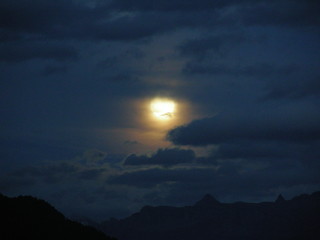 vollmond &uuml;ber den bergen