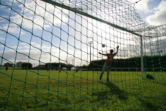 enfant jouant au foot