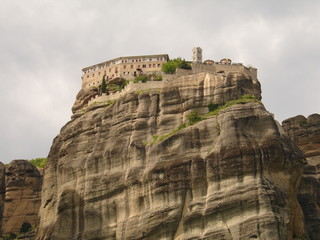 le monastère varlaam sur son rocher