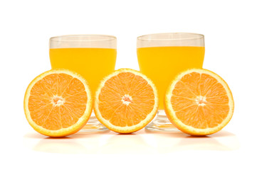 half-cut oranges and fresh orange juice