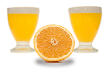 half-cut orange and orange juice