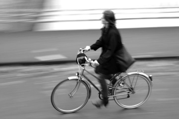 femme faisant du vélo