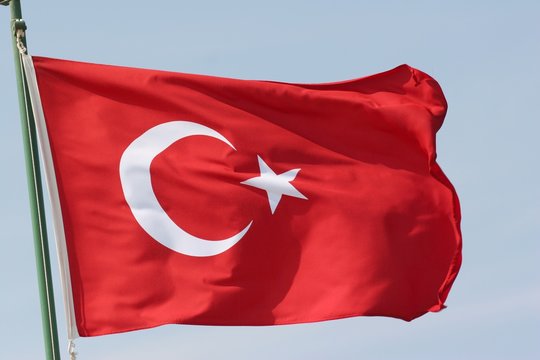 t&uuml;rkische flagge im wind