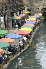 Fototapeta na wymiar Riverwalk, San Antonio, kolorowe parasole 4