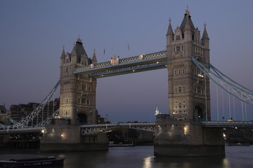 Fototapeta na wymiar tower bridge at night