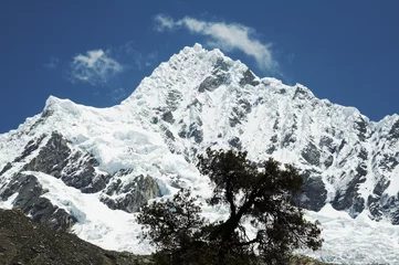 Fotobehang Alpamayo beautiful peak alpamayo