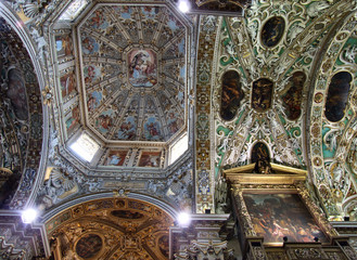 Fototapeta na wymiar ozdobny barokowy sufit katedry