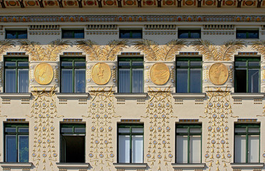 maison aux m&eacute;daillons