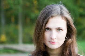 Naklejka premium young woman in the autumn park