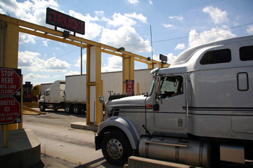 truck border crossing