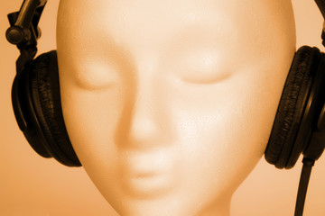 mannequin listening to music close-up - obrazy, fototapety, plakaty