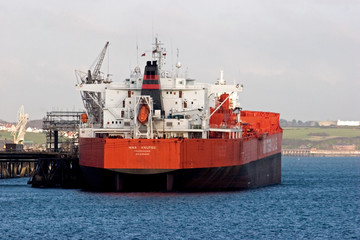 Fototapeta premium tanker in pembroke dock