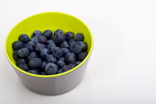 green bowl of blueberries