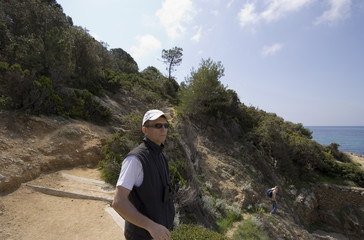 Fototapeta na wymiar man on a hiking trail in the cliffs