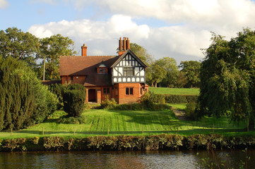 Fototapeta na wymiar dom nad rzeką