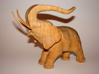 geschnitzter elefant