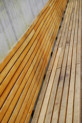 lange sitzbank in der innenstadt