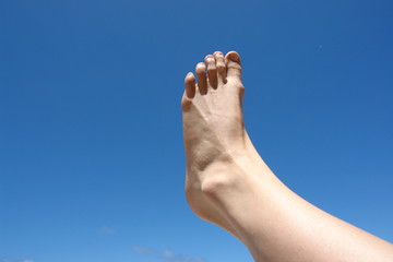 pied sur fond bleu du ciel