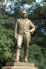 Fototapeta na wymiar dr. statua Davida Livingstone'a