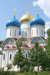 Fototapeta na wymiar a russian ortodox church at the trinity-sergius lavra (build in