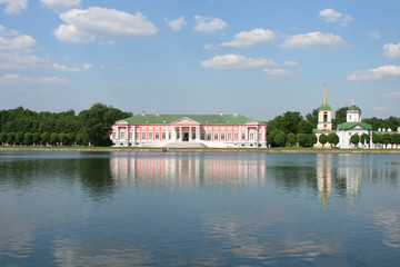Fototapeta na wymiar pałac i kościół w muzeum-estate Kuskovo, pomnik 18