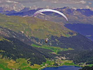 gleitschirmflieger in graub&uuml;nden