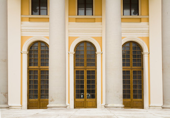 Fototapeta na wymiar klasyczne portyki z kolumnami.