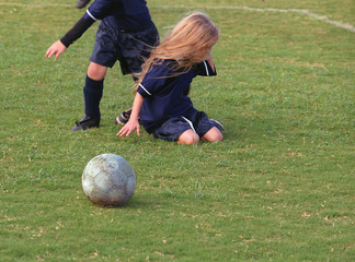 Obraz premium young girl crying over soccer loss