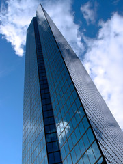 Fototapeta na wymiar Hancock Tower w chmurach