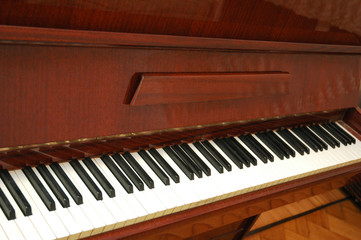 Fototapeta na wymiar pianino z polerowanego drewniane wykończenia