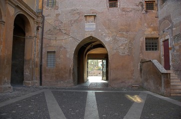 Fototapeta na wymiar cortile della basilica dei tre coronati