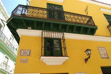 très belle façade cubaine de colonie espagnole