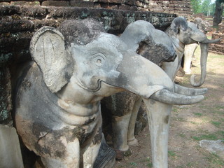 Fototapeta na wymiar statue d'elephants