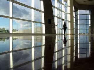 femme marchant dans architecture moderne