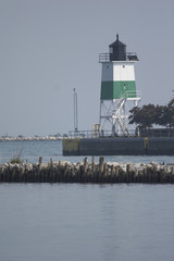 grün weisser leuchtturm an einer fluss mündung