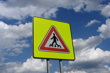 pedestrians crossing traffic sign