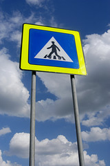 pedestrians crossing traffic sign