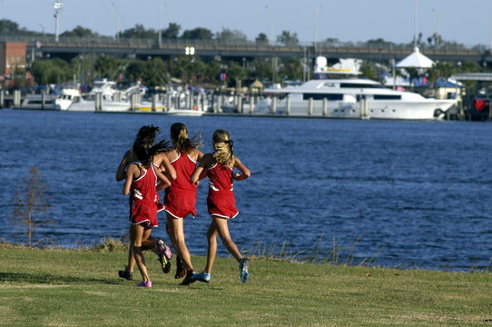 runners with yacht